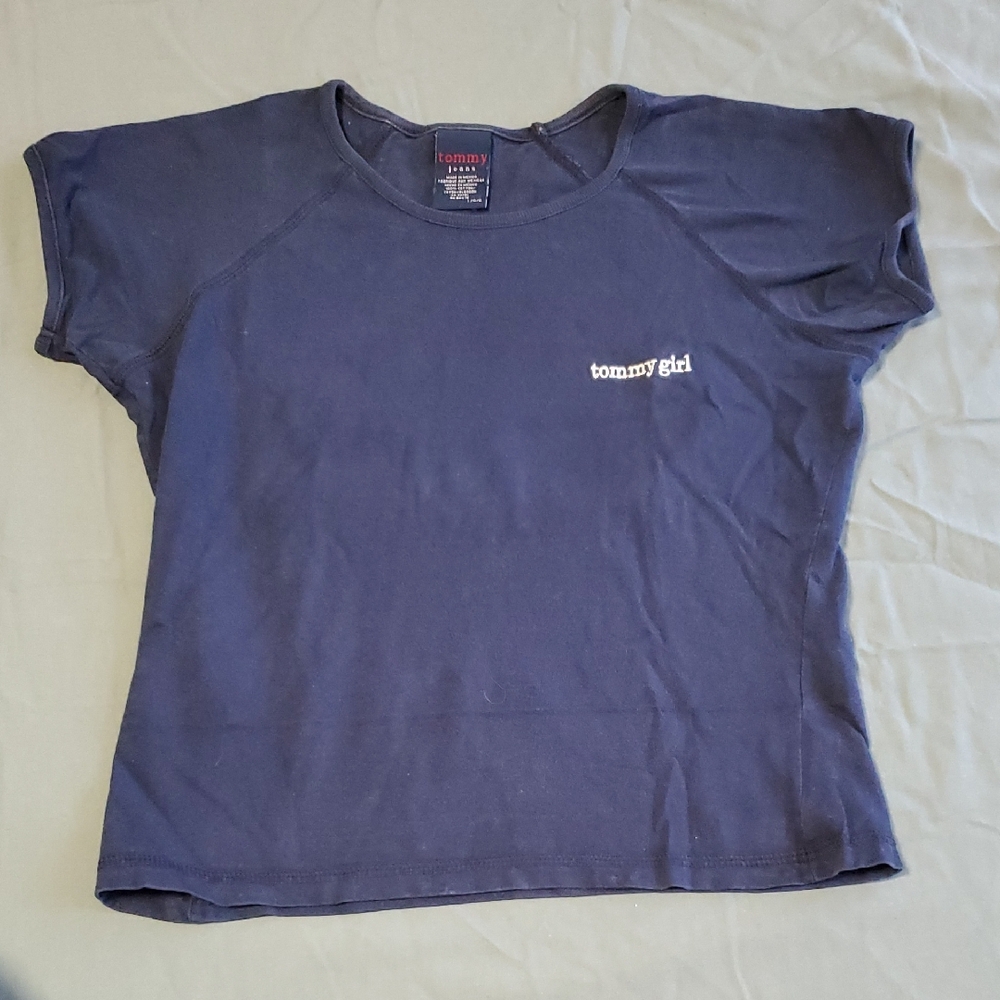 VINTAGE. Tommy Hilfiger Cropped Tee in Navy.